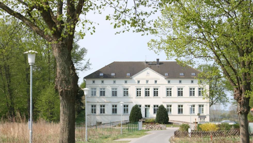 Blick von der Zufahrtsstraße auf das Herrenhaus, © Klaus-Dieter Bartsch