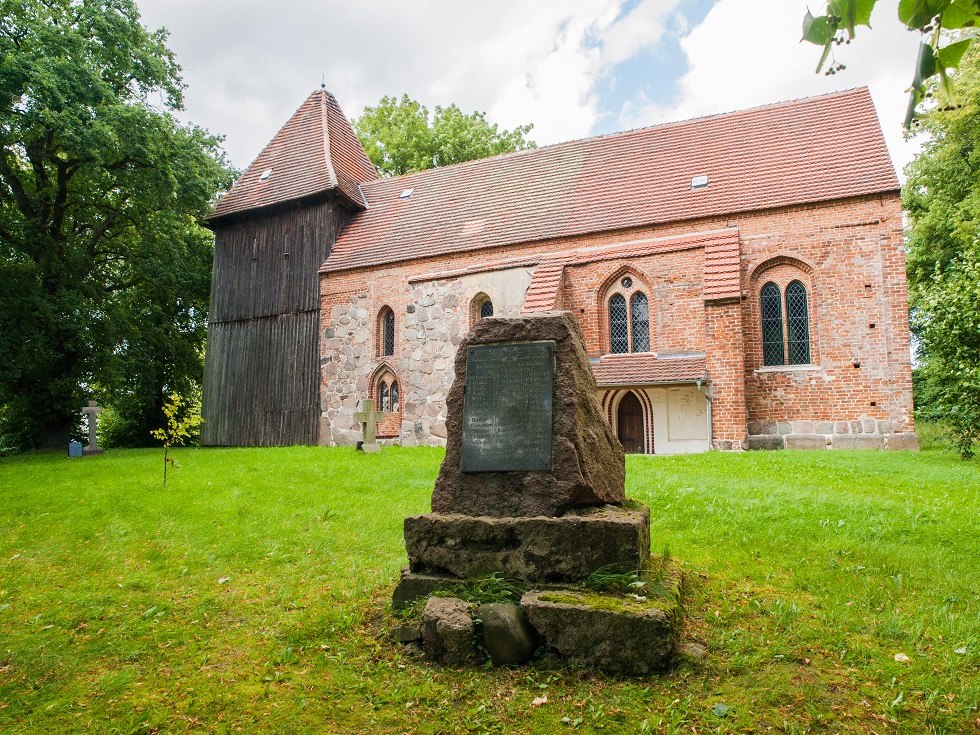 Dorfkirche seitlich mit Gedenkstein, © Frank Burger