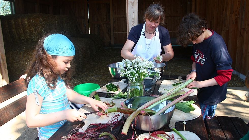 Bei schönem Wetter wir die Küchenarbeit auch schon mal ins Freie verlegt, © LandWert Schulbauernhof