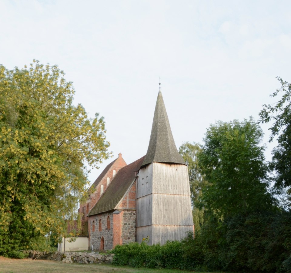 Die mittelalterliche Dorfkirche von Kuppentin  im Spätsommer., © Tourismusverband Mecklenburg-Schwerin