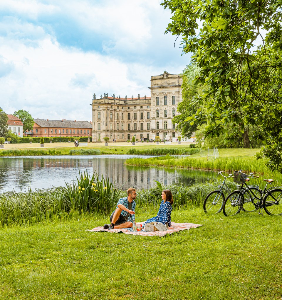 Picknick vor dem Schloss Ludwigslust, © TMV/Tiemann