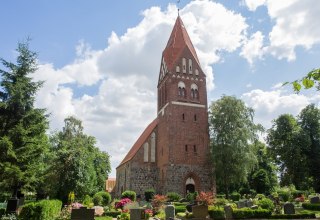 Dorfkirche Biestow mit Friedhof, © Frank Burger