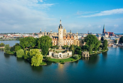 Schloss Schwerin - seine Pracht strahlt noch über die grünen Weiten seiner sehenswerten Parkanlagen hinaus