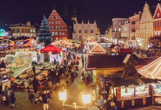 Auch dieses Jahr lockt der Greifswalder Weihnachtsmarkt wieder mit seinem gemütlichen Altstadtcharme und seiner besinnlichen Atmosphäre. Ab dem 28. November kann in die Welt des Greifswalder Weihnachtszaubers eingetaucht werden, wenn sich der Historische Marktplatz inmitten der Altstadt wieder zum Weihnachtsmarkt verwandelt., © Wally Pruß