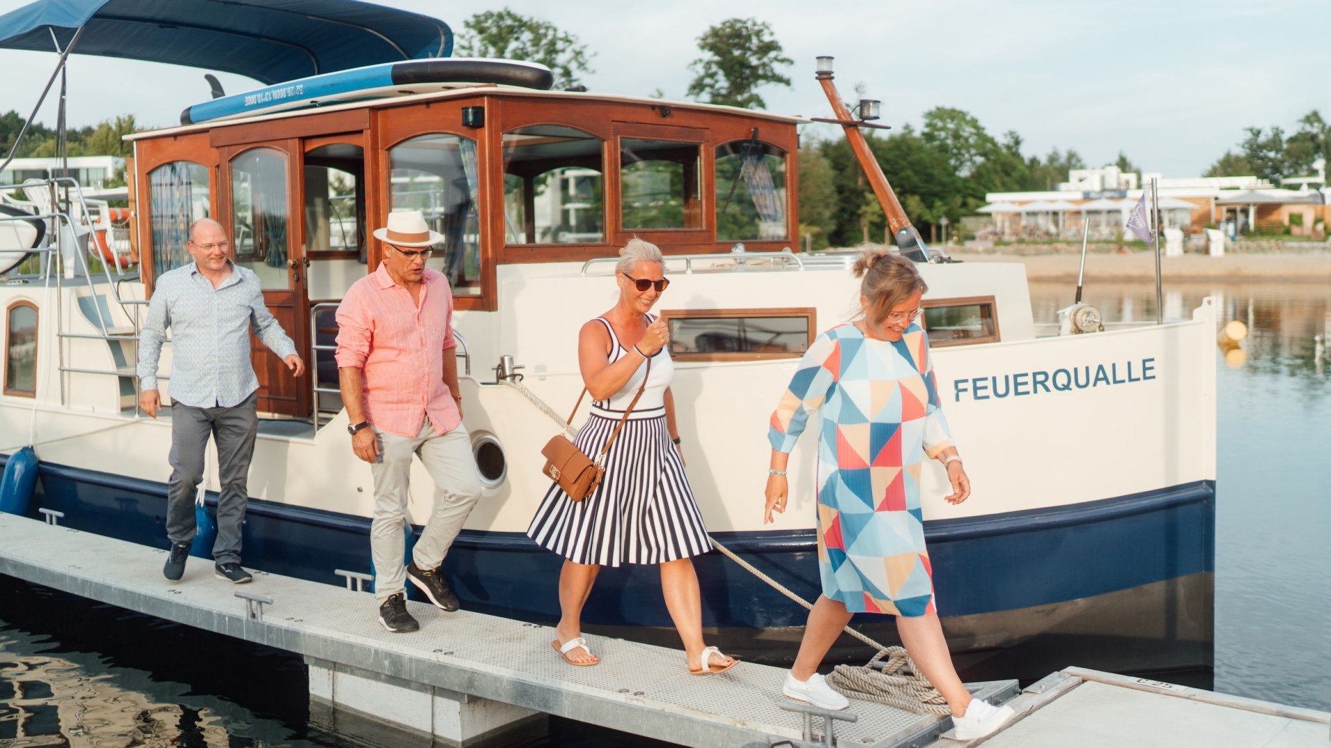 Abends Landgang im Festgewand: So eine Fahrt mit dem Hausboot garantiert zahlreiche Highlights, © TMV/Petermann