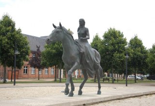 Seit einigen Jahren schmückt die Reitende Alexandrine den Alexandrinenplatz., © Gabriele Skorupski