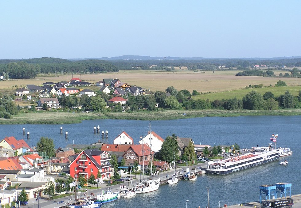 Ein Kreuzfahrtschiff und mehrer Yachten haben im Wolgaster Sadthafen festgemacht., © Baltzer