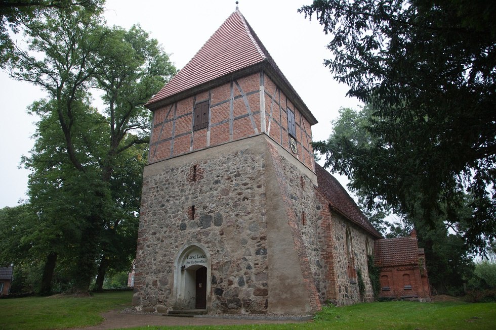 Kirche von vorne seitlich, © Frank Burger