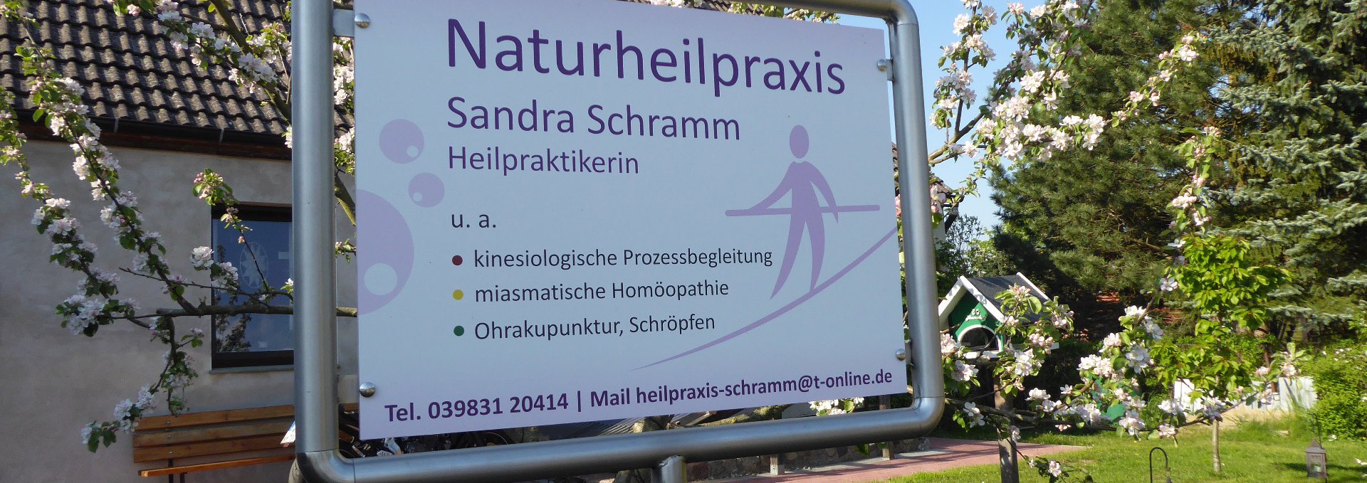 Dieses Schild weist Sie in Carwitz auf meine Praxis hin, © S. Schramm