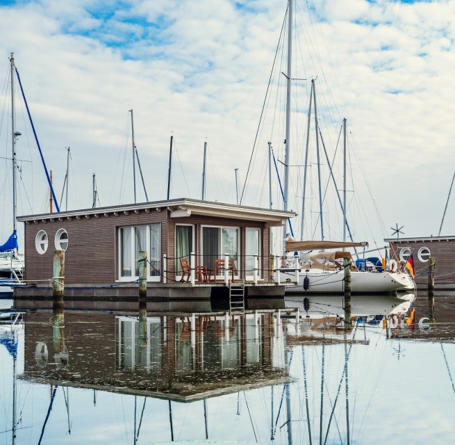 Die im Stil von Hausbooten konstruierten Suiten sind fest verankert., © TMV/Tiemann