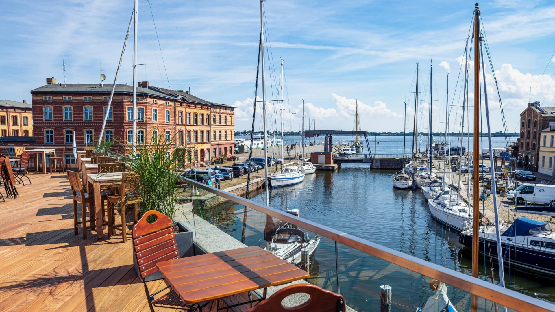 Kurze Kaffeepause am Fährkanal, dann geht’s weiter zum Bummel durch die Altstadt. Die ist schließlich UNESCO-Welterbe, © TMV/Tiemann