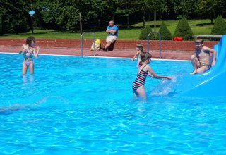 Schwimmbad Kirch Baggendorf mit 50 m Bahn, großer Spielwiese und Sportmöglichkeiten, © Amt Recknitz-Trebeltal