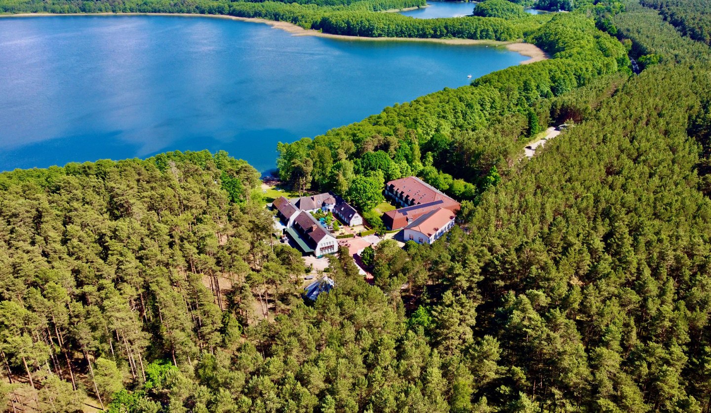 Eingebettet im Müritz-Nationalpark, am Großen Labussee. Mehr Platz geht nicht!, © Familotel Borchard´s Rookhus