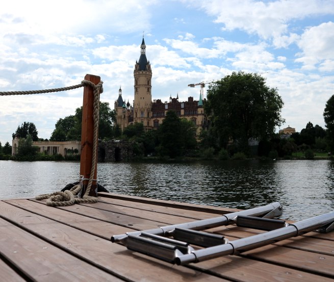 Das prächtige Schloss in Schwerin von der Wasserseite aus bestaunen, © TMV/S. H. Witzel