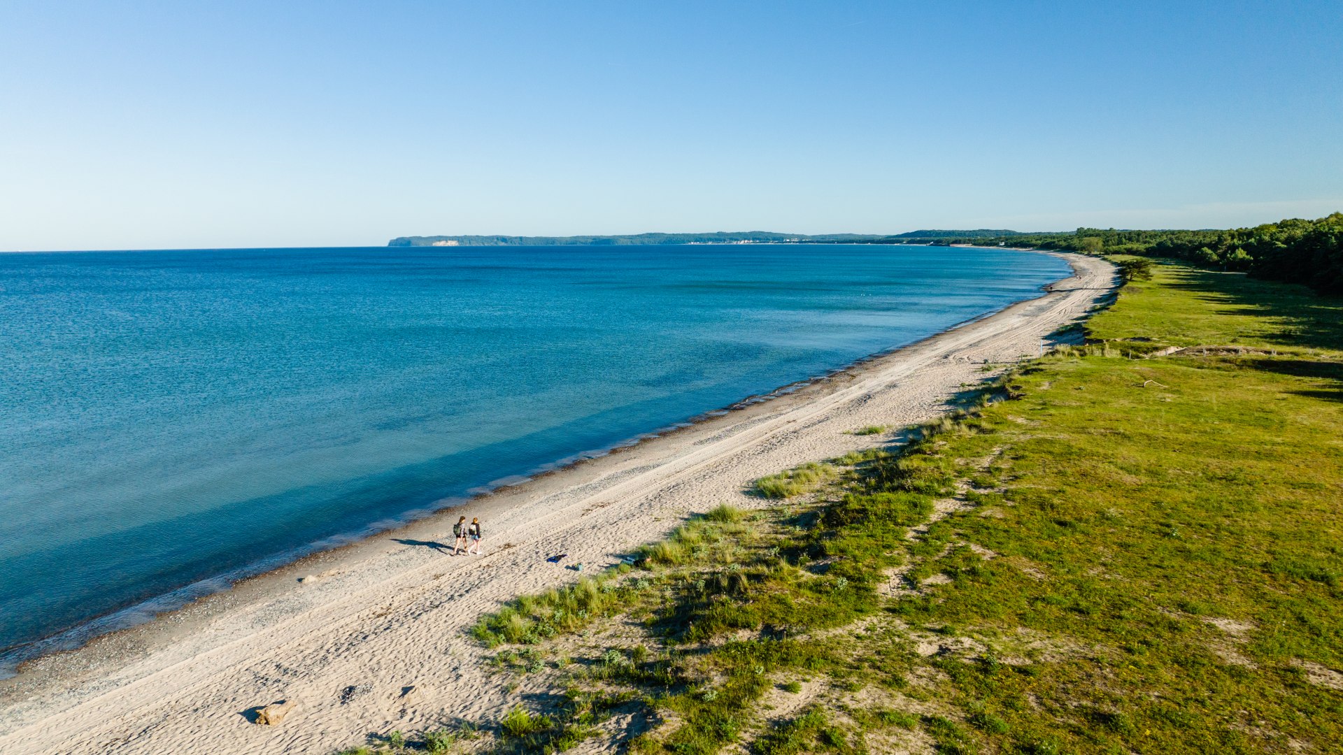 Der Naturstrand bei Mukran erstreckt sich mehrere Kilometer entlang der Ostseeküste von Rügen., © TMV/Gänsicke