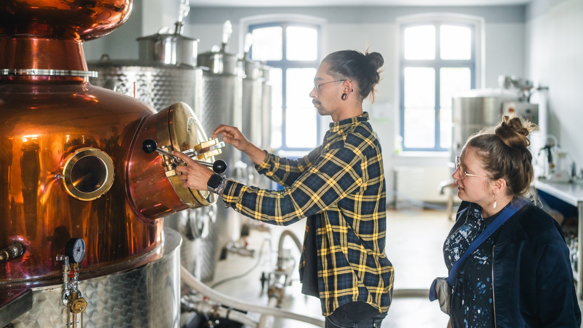 Ein Blick in den kupfernen Kessel werfen – das geht in der Usedom Destillerie. Seit 2020 produziert Jörn Schnapke mit seinem Team hier Gin und andere Spirituosen in der Kulisse der historischen Gutsanlage., © TMV/Gross