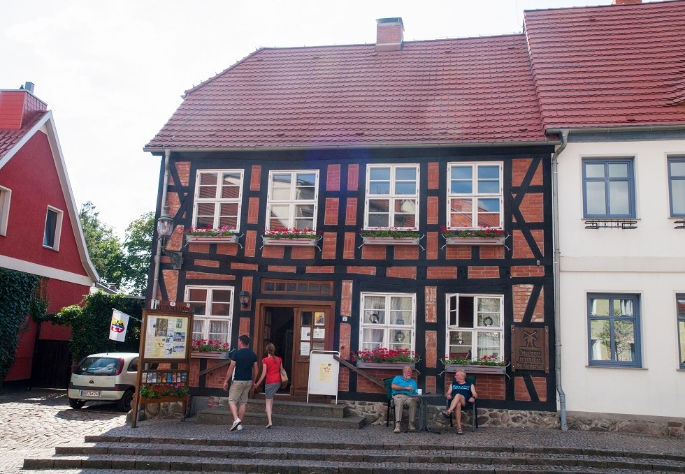 Das Mühlenhaus mit Menschen im Gegenlicht, © Frank Burger