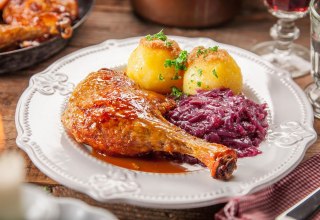 Leckere Enten-Keule mit brauner Soße, Klößen und Rotkohl, © Karls Markt OHG