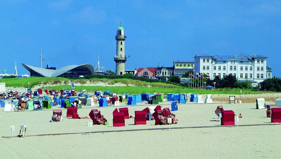 Westansicht mit Strand, © Hotel Am Leuchtturm