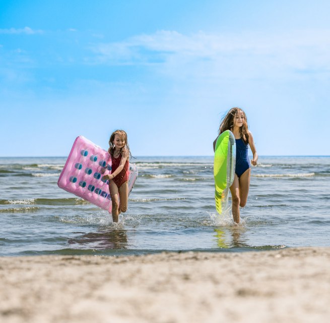 Familienurlaub auf der Insel Usedom. Die Strände hier sind der flach und feinsandig. Ideal für kleine Wassernixen., © TMV/Tiemann
