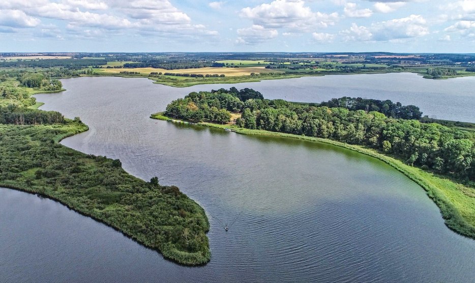 Blick von einer Drohne auf die Burgwallinsel Teterow, © TMV/Gohlke