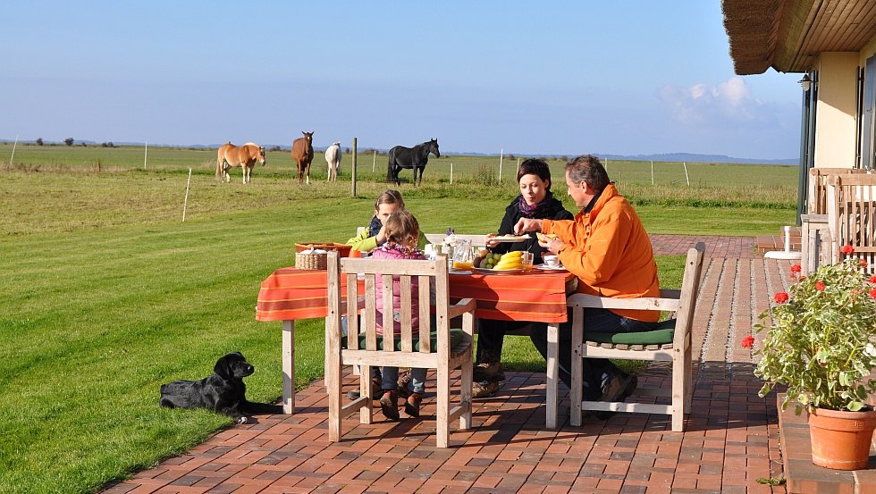 Rügen-Ferienhof: Frühstück auf der Terrasse, © Rügen-Ferienhof