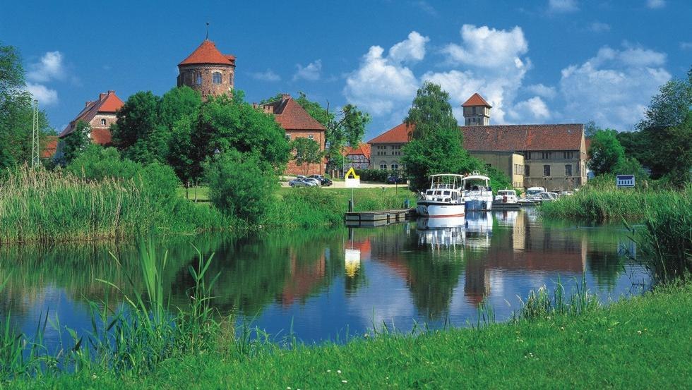 Wie Perlen auf einer Kette reihen sich die Boote im Hafen von Neustadt-Glewe aneinander, © TMV/Grundner