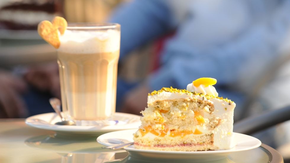 Latte Macchiato und Holunderblütensekttorte, © TMV/Foto@Andreas-Duerst.de