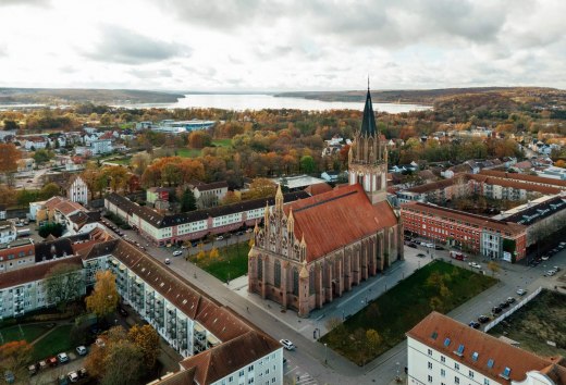 Ein Blick über die Altstadt von Neubrandenburg mit Blick auf die Konzertkirche und im Hintergrund der Tollensesee.