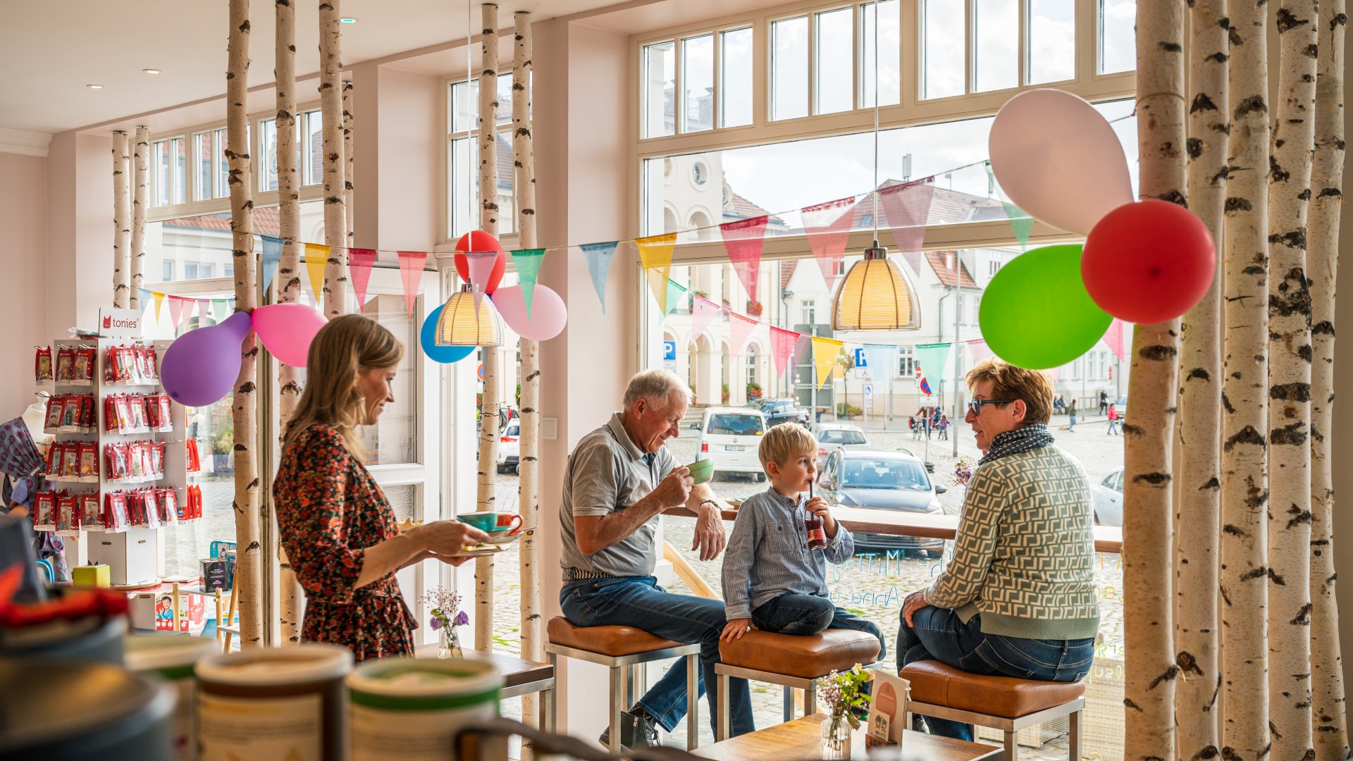 Großeltern und Enkel stärken sich im Familiencafé Anna &amp; Otto – dort kann der kleine Friedrich auch eine Runde spielen., © TMV/Tiemann