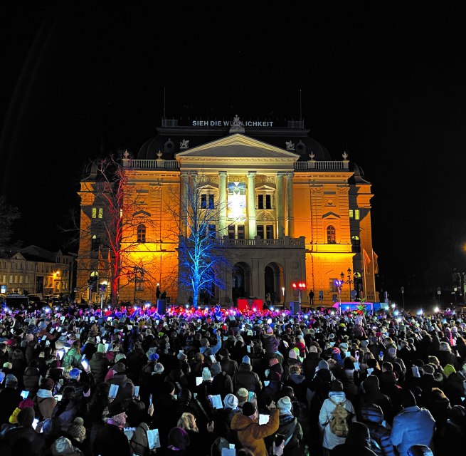 Gemeinsam Weihnachtslieder singen: Dieses Angebot lockte 2023 mehr als 2000 Menschen auf den Alten Garten. Foto: Schwerin live, © Schwerin live