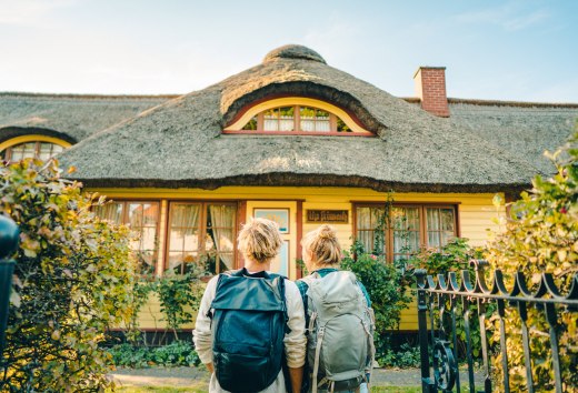 Die reetgedeckten und bunt verzierten Kapitänshäusern prägen neben den mondänen Bäderarchitekturvillen das Bild entlang der Ostseeküste. In den denkmalgeschützten Häusern finden sich heute gemütliche Cafés und Restaurants, Urlaubsquartiere sowie zahlreiche Galerien, Ateliers und Museen. , © TMV/Gänsicke