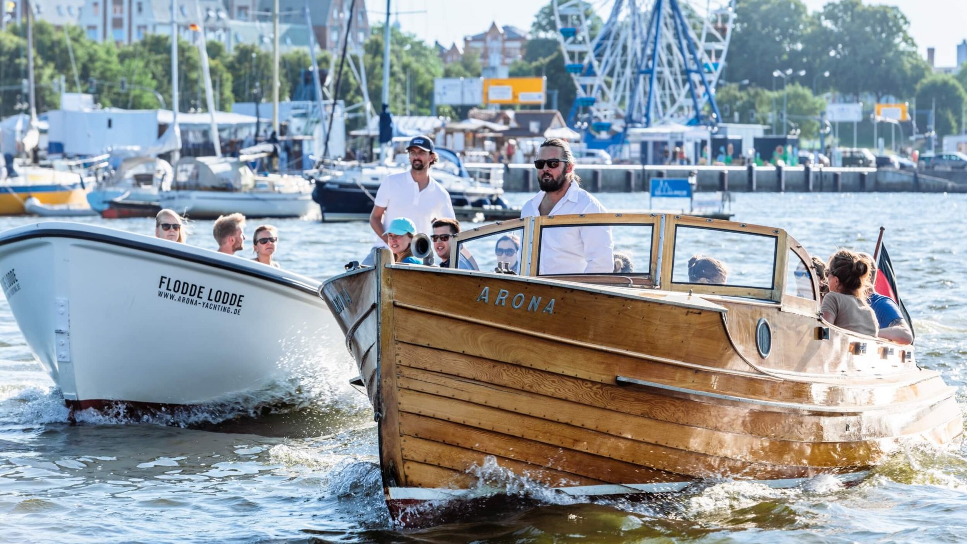 In den gepflegten maritimen Oldtimern von Arona Yachting übers Wasser der Warnow gleiten und Gin Tonics verkosten, © TMV/Tiemann