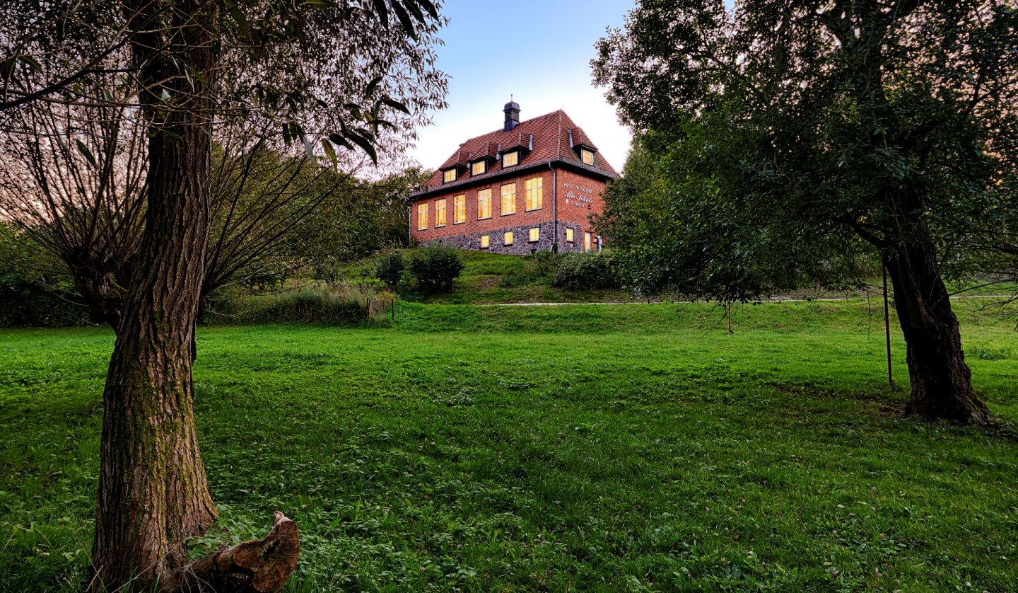 Das Hotel und Restaurant Alte Schule in Fürstenhagen mit Blick vom Dorfteich, © Roman Knie