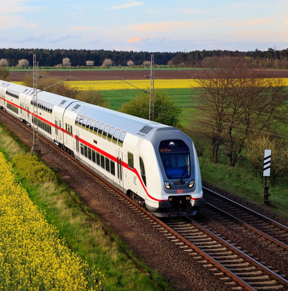 Vorbei an einem Rapsfeld - Intercity 2 des DB Fernverkehr, © Deutsche Bahn AG / Georg Wagner