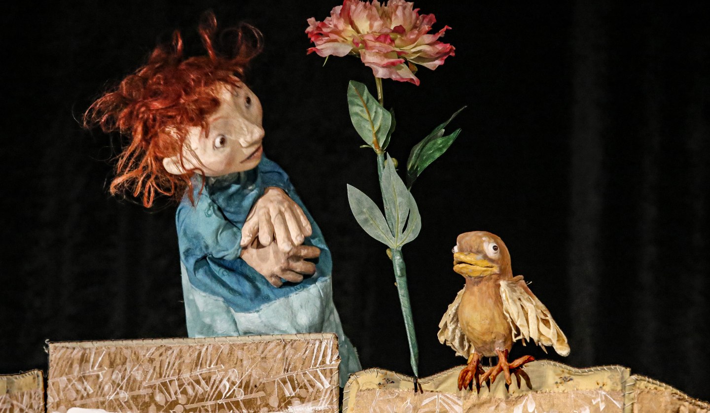 Bild einer Szene aus dem Stück mit der kleinen Frau, einer Blume und einem Vogel, © Klaus Schiebold