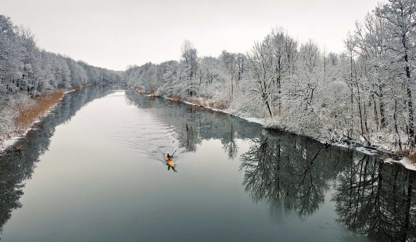 Kaltes Glück: Ob mit dem Ruderboot oder Kanu - im winterlichen Mecklenburg-Vorpommern sind Wasserwanderer auf über 2.000 Seen und Flüssen mit sich und der Natur allein. 