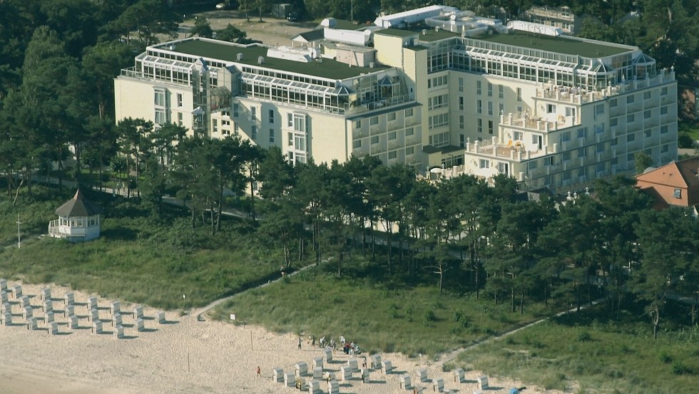 Direkt am kilometerlangen Binzer Sandstrand. Genießen Sie das Rauschen des Meeres und verbringen Sie einen Urlaub in bester Lage., © Rugard Strandhotel