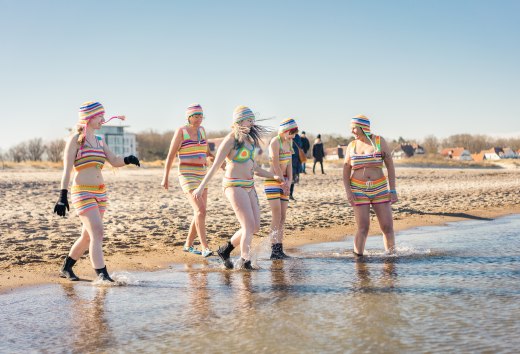 Eisbader gehen am Strand von Warnemünde in die Ostsee., © TMV/Gross