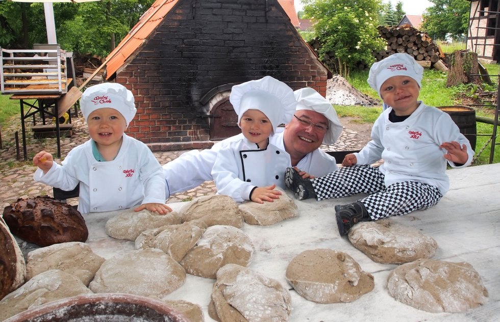 Kinder können sich als Bäcker betätigen, © Freilichtmuseum Klockenhagen