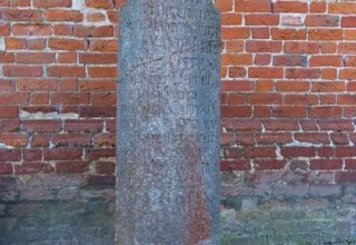 der Sühnestein nahe der äußeren Chorwand der Sankt-Jacob-Kirche Gingst, © Archäo Tour Rügen