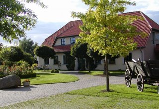 Der Hof mit Blick auf das gelbe Haupthaus, © Wittenberghof