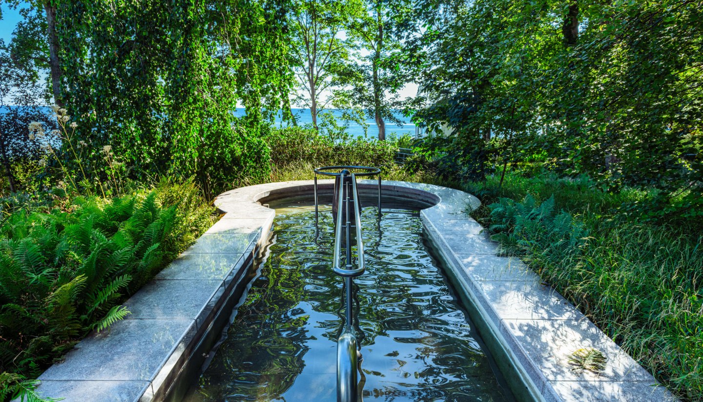 Wunderbares Wassertreten: In diesem Kneippbecken mit Meerblick in Göhren auf Rügen entspannt auch das Auge mit. , © TMV/Tiemann