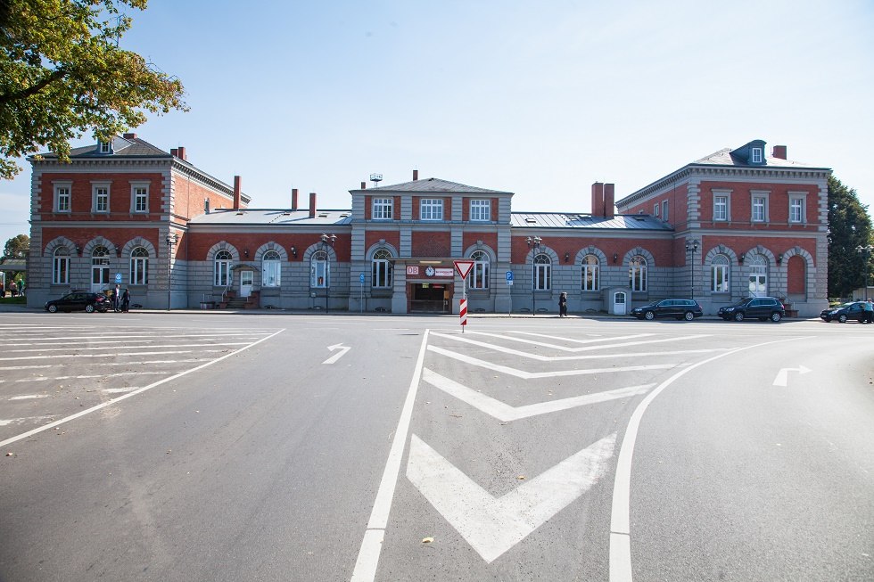 Der Bahnhof von der Straßenseite aus., © Frank Burger