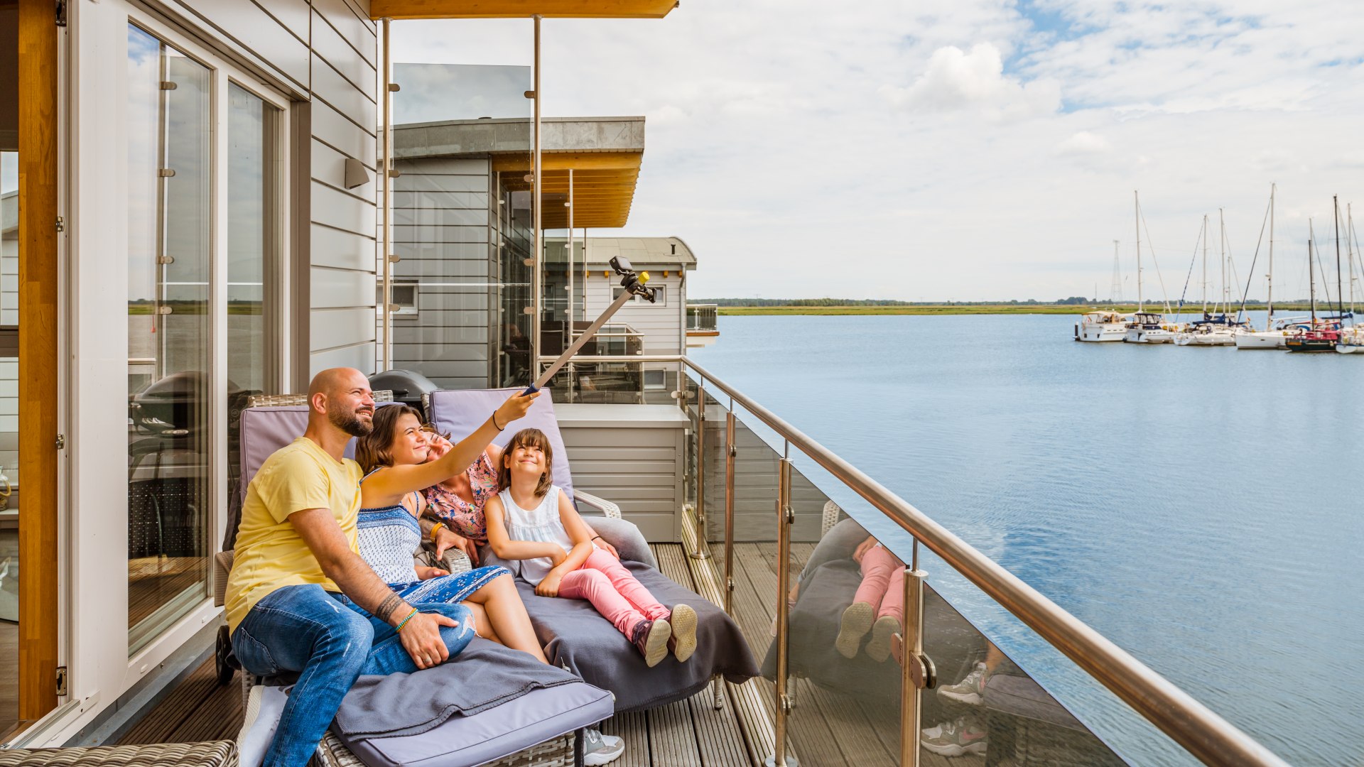 Erst mal ein Selfie! Der Tag beginnt auf dem Balkon des schwimmenden Ferienhauses im Baltic Sea Resort in Kröslin., © TMV/Tiemann