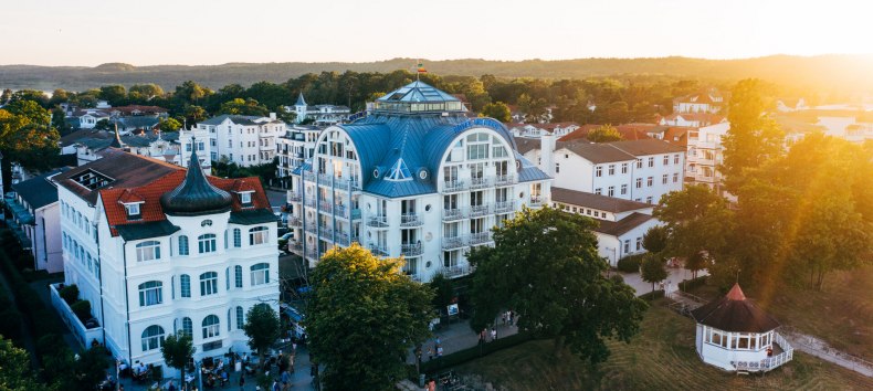 Das &quot;Hotel am Meer&quot; reizt mit seiner Nähe zum Ostseestrand, seinem Wellnessbereich und der Blue Moon Lounge mit Panoramablick auf dem Dach., © TMV/Friedrich