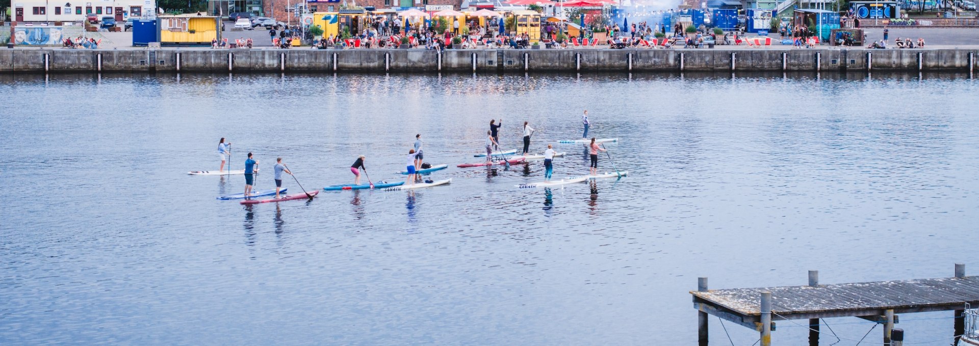 Zum Wasser ist es in Rostock nie weit. Der Hafen liegt mitten in der Stadt – perfekt, um an der Kaikante zu entspannen oder eine Runde mit dem SUP aufs Wasser rauszufahren! 