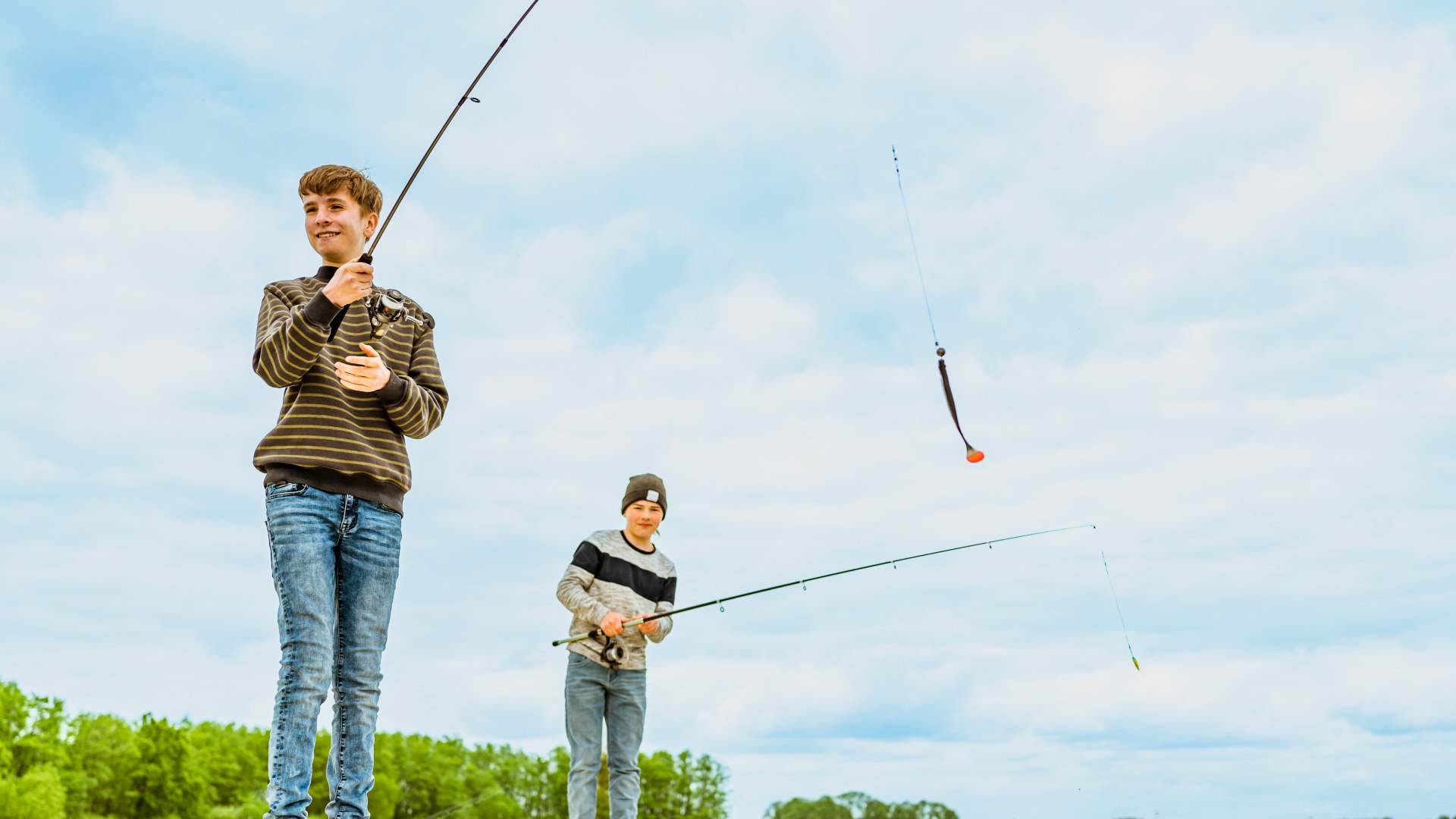 Einmal am Tag werfen die beiden Teenies die Angeln aus und hoffen auf den großen Fang., © TMV/Tiemann