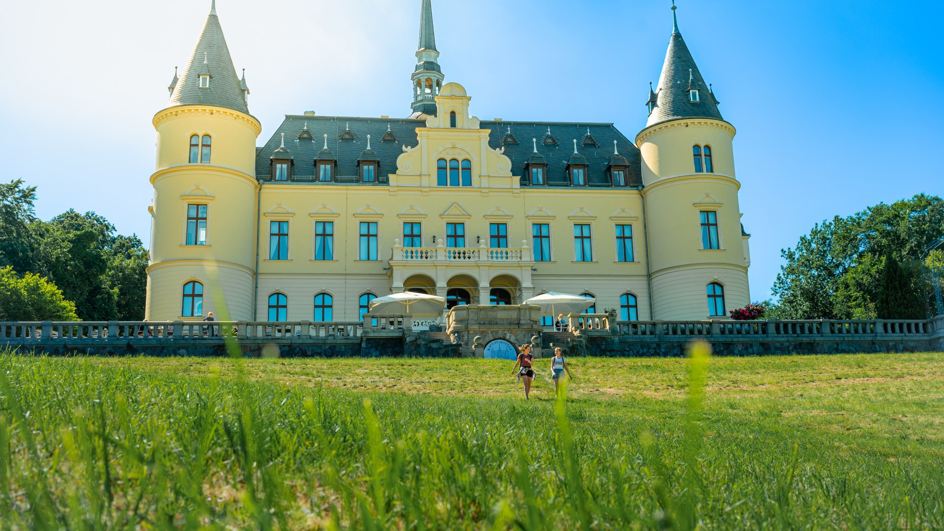 diente das Schloss Ralswiek über die Jahre schon als Kasino und Altenheim. Heute befindet sich ein Hotelbetrieb hinter den alten Mauern., © TMV/Tiemann