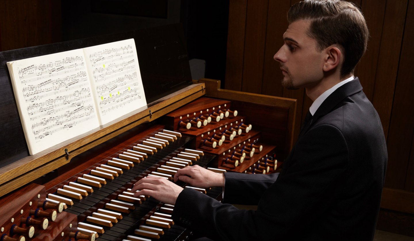 Vincent Knüppe an der Orgel, © Simon Zimbardo